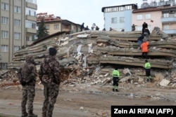 Спасатели ищут пострадавших и выживших под завалами обрушившихся зданий в Газиантепе, 7 февраля 2023 года