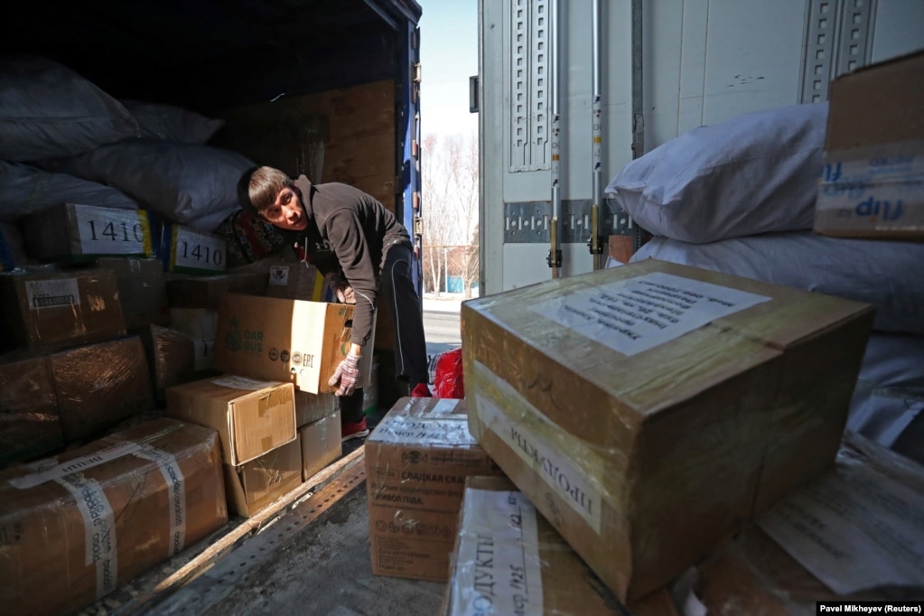 A Kazakh volunteer loads boxes of products onto a truck destined for Ukraine on February 1. A spokesman from Kazakhstan&#39;s Foreign Ministry told RFE/RL&rsquo;s Kazakh Service they saw no need to explain the aid project to Moscow, and claimed it was out of their hands. &quot;This is an initiative of private companies,&quot; the spokesman said, adding, &quot;we do not see any problems with the installation of this [Bucha] yurt.&quot; &nbsp;