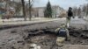 Poliția inspectează un crater lângă o clădire rezidențială distrusă de un atac cu rachete rusești în Kramatorsk, pe 2 februarie.