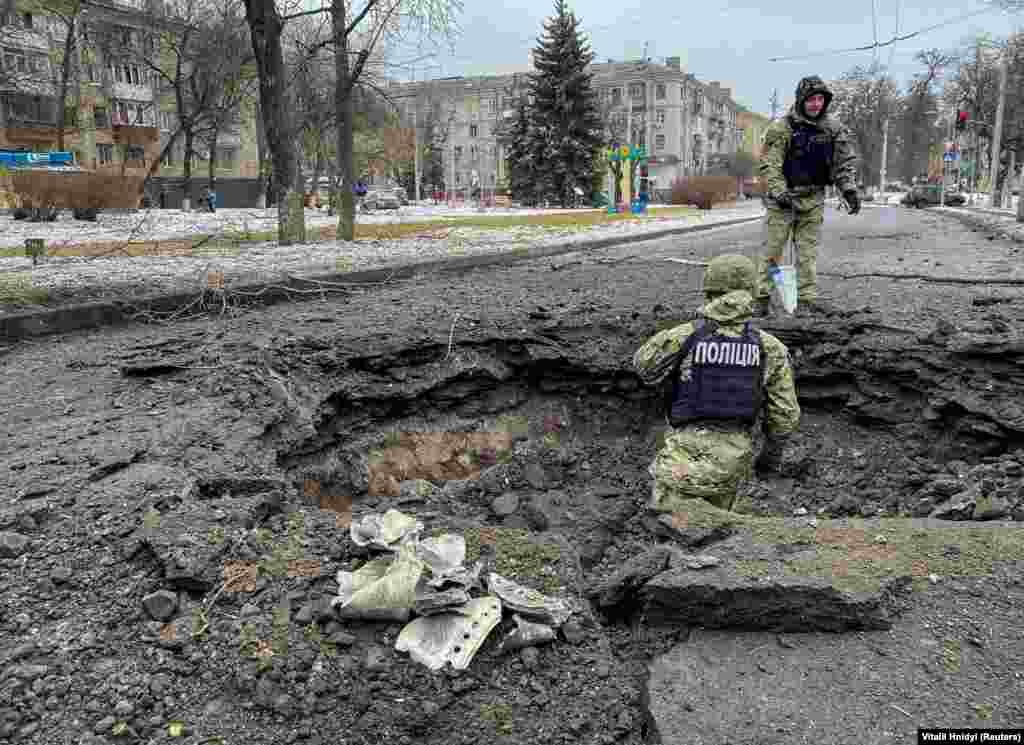 Співробітники поліції оглядають вирву поблизу житлового будинку, зруйнованого російським ракетним ударом. Краматорськ, 2 лютого 2023 року