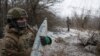Pripadnik 3. odvojene jurišne brigade Oružanih snaga Ukrajine sprema se da ispali granatu haubice kalibra 152 mm sa natpisom "Od Igora (u znak osvete) za Mariupolj", usred ruske invazije na Ukrajinu, u blizini Bahmuta 6. februara