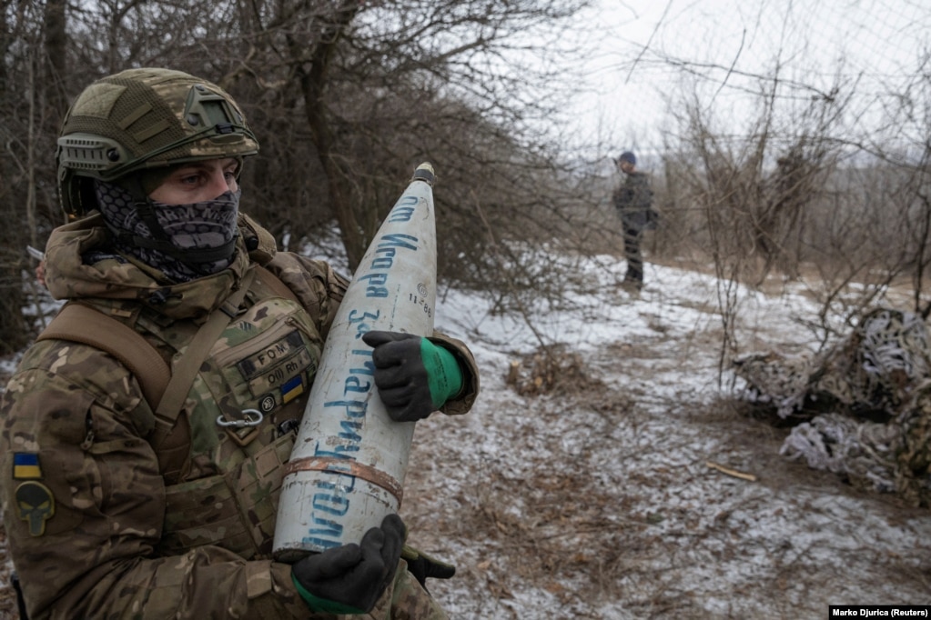 Një anëtar i Brigadës së 3-të të Veçantë Sulmuese (Njësia Azov) të Forcave të Armatosura të Ukrainës përgatitet të gjuajë një predhë obusi 152 milimetërshe me mbishkrimin "Nga Ihori [në hakmarrje] për Mariupolin" mes sulmit të Rusisë në Ukrainë, afër Bahmutit.
