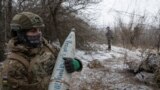 Украинский военный со снарядом для МСТА-B