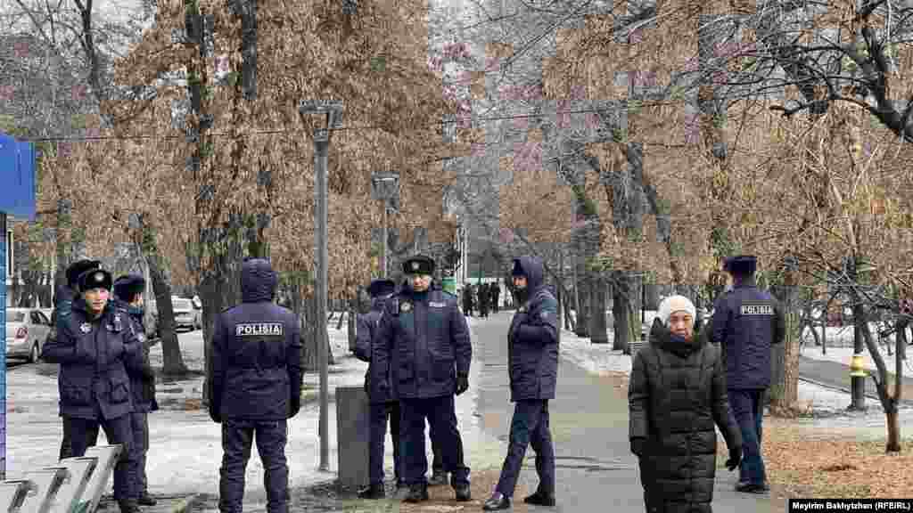 Полицейские рядом с местом проведения митинга. Неподалёку был припаркован полицейский автобус, ходили сотрудники акимата