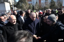Presidenti turk, Rexhep Tajip Erdogan, takohet me banorët që u strehuan në tendat e ngritura nga Qeveria gjatë vizitës së tij në qytetin juglindor turk, Kahramanmaras, dy ditë pas tërmetit të fortë që goditi rajonin. 8 shkurt 2023.