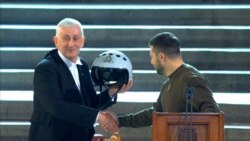 Volodimir Zelenski oferă casca celui mai bun aviator ucrainean șefului Camerei Comunelor