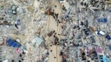 Сирійські рятувальники намагаються дістати жертву з-під уламків будівлі в місті Хама після землетрусу 6 лютого 2023 року.<br />
<br />
Фото від 7 лютого 2023 року