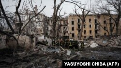 Пожежники працюють серед уламків будівлі, зруйнованої ракетним ударом у Краматорську 2 лютого 2023 року