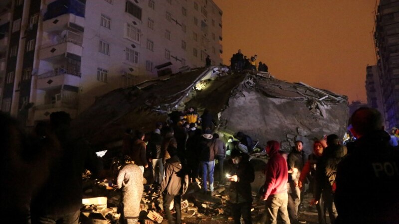 Во Турција и Сирија, според новиот биланс, во земјотресот загинале 4.890 лица