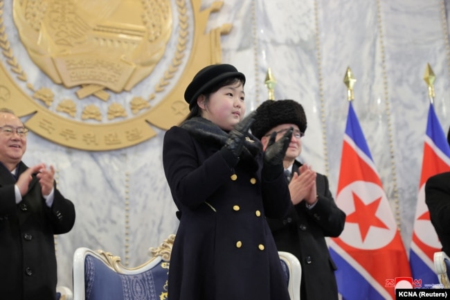 Kim Ju Ae gjatë një parade ushtarake në Phenian më 8 shkurt 2023.