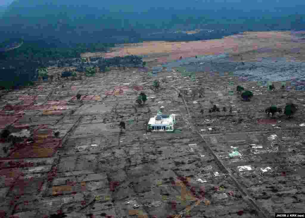 Самотня мечеть стоїть серед зруйнованих прибережних селищ поблизу Ачеха, Суматра, Індонезія, 4 січня 2005 року. Землетрус магнітудою 9,1, який стався 26 грудня в Індонезії, викликав цунамі в Індійському океані, в результаті чого загинули приблизно 230 000 людей у близько 10 країнах