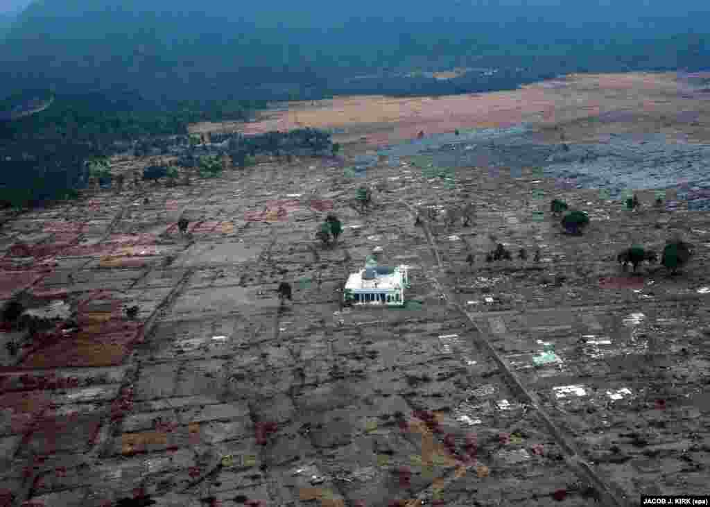 Një xhami është objekti i vetëm i pashkatërruar në Ace, Sumatra Indonezi më 4 janar 2005. Tërmeti i 26 dhjetorit prej 9.1 ballësh, që shkaktoi cunami në Oqeanin Indian, vlerësohet se ka vrarë 230.000 persona në dhjetëra shtete. &nbsp;