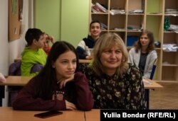 Засновниця школи Оксана Бреславська грає у чеські слова разом з учнями