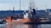 Танкер с закрытым идентификационным номером и названием (на носу и корме судна) в Керченском морском рыбном порту