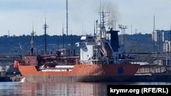Танкер с закрытым идентификационным номером и названием (на носу и корме судна) в Керченском морском рыбном порту