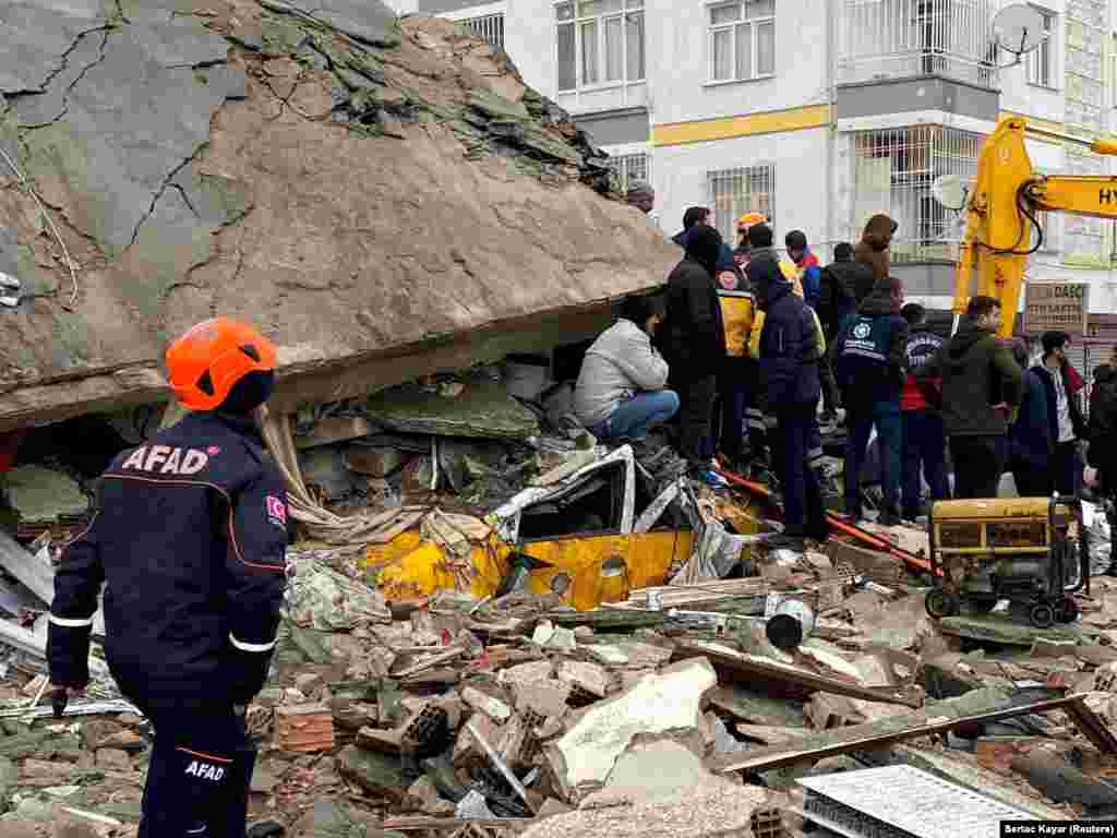 Diyarbakır. Saat 13:24 yüz bergen ekinci zelzele neticesinde mında mesken bina dağıldı