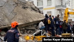 მიწისძვრის შედეგად დანგრეული შენობა თურქეთში