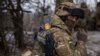 Припадник на вооружените сили на Украина среде рускиот напад врз Украина, во близина на Бахмут, во регионот Доњецк, 6 февруари 2023 година.