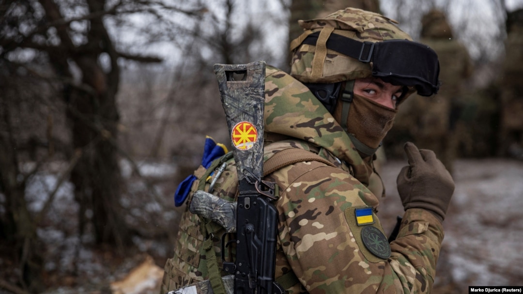 Припадник на вооружените сили на Украина среде рускиот напад врз Украина, во близина на Бахмут, во регионот Доњецк, 6 февруари 2023 година.