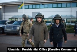 Владимир Зеленский и Риши Сунак во время посещения британской военной базы Бовингтон, где проходят обучение украинские военные