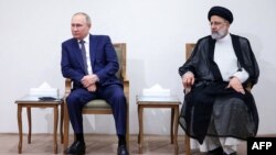 Президентът на Русия Владимир Путин и иранския му колега Ебрахим Раиси през 2022 г. Снимката е илюстративна.
