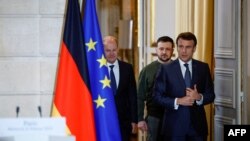 Presidenti i Ukrainës Volodymyr Zelensky pas takimit me presidentin francez Emmanuel Macron dhe kancelarin gjerman Olaf Scholz, më 8 shkurt në Paris.