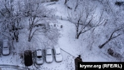 Специальной снегоуборочной техники пока не видно, сообщает наш корреспондент