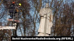 Під час демонтажу пам'ятника радянському генералу Миколі Ватутіну в Маріїнському парку в Києві, 9 лютого 2023 року