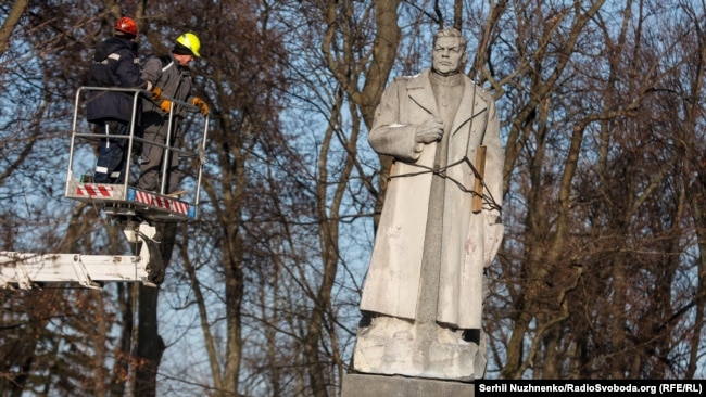 Під час демонтажу пам'ятника радянському генералу Миколі Ватутіну в Маріїнському парку в Києві, 9 лютого 2023 року