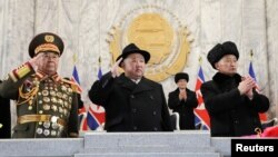 Sjevernokorejski lider Kim Jong Un (u sredini) na vojnoj paradi povodom 75. godišnjice osnivanja vojske u toj državi, Pjongjang, 8. februar 2023.