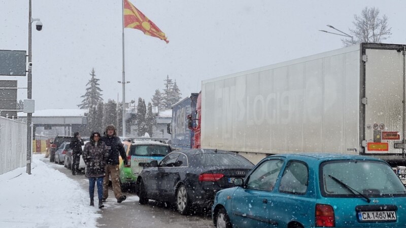 Бугарија испраќа генератори на три гранични премини со Македонија