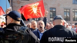 Хора протестират срещу откриването на български културен клуб в Охрид на името на Цар Борис III, който се смята в Северна Македония за сътрудниk на германските нацисти, 7 октомври 2022 г.