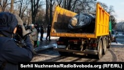 Демонтаж и вывоз памятника Ватутину в Киеве. 9 февраля 2023 года