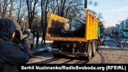 Демонтаж і вивезення пам'ятника Ватутіну у Києві. 9 лютого 2023 року