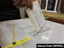 Glasači na prijevremenim izborima u Bihaću, 5. februar 2023.