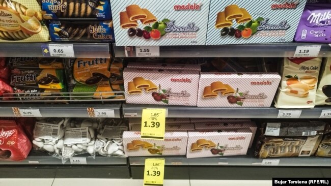 Si pasojë e fushatës "Mos bli prodhime serbe", shumë artikuj me origjinë nga Serbia po shiten me zbritje.