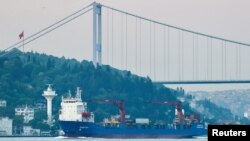 Ruski teretni brod Sparta II plovi kroz Bosporski tjesnac u Istanbulu, Turska, 18. svibnja 2022. (Ilustrativna fotografija)