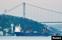 Российское судно «Спарта-2» в проливе Босфор