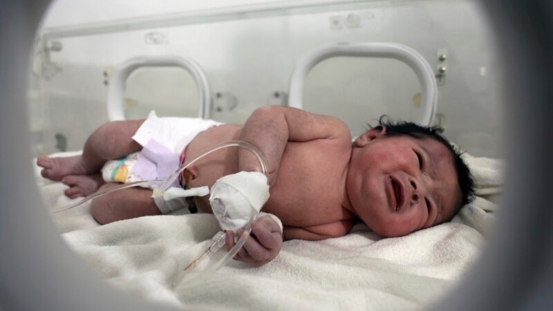 В Сирии из-под завалов рухнувшего дома достали новорожденную девочку