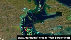 Скопление судов, ожидающих разрешения на проход по Керчь-Еникальскому каналу, у входа в Керченский пролив. Данные системы мониторинга судов Marine Traffic, февраль 2023 года
