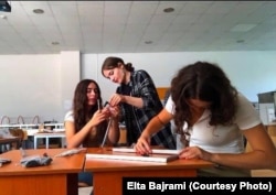 Elta Bajrami (në mes), 15-vjeçare duke punuar në ndërtimin e një roboti.