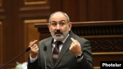 Премьер-министр Армении Никол Пашинян в парламенте отвечает на вопросы депутатов, Ереван, 8 февраля 2023 г. 