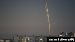 Російські ракети, запущені по території України з Бєлгородської області Росії, які було видно на світанку в Харкові, 8 лютого 2023 року