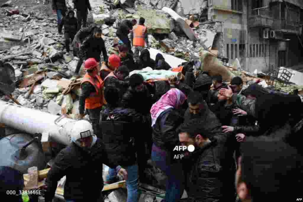В Сирии число погибших в результате землетрясения выросло до 467,&nbsp;сообщает&nbsp;телеканал Аль-Ихбария со ссылкой на министерство здравоохранения страны. Еще 1042 человека получили травмы. На фото &ndash; спасатели выносят пострадавшую из под завалов в сирийском Алеппо