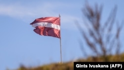 Дзяржаўны сьцяг Латвіі. Ілюстрацыйнае фота