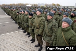 Мобилизованные россияне во время их отправки в зону боевых действий в Украине
