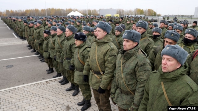 Мобилизованные россияне во время их отправки со сборного пункта на территории выставочного центра «Казань Экспо» на войну в Украину. Россия, Казань, октябрь 2022 года