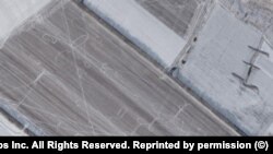 Orosz védvonalak és erődítmények a Luhanszki terület Szvatove települése közelében a planet.com februári műholdfelvételén