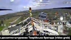 Антени зв'язку армії РФ, встановлені на будинку на Покровському напрямку 
