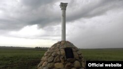 Акмәчет-Феодосия юлында икенче дөнья сугышында һәлак булганнарга рәсми рөхсәтсез куелган һәйкәл